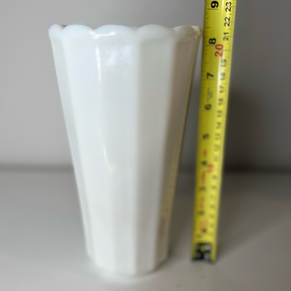 Sold - Antique Vintage Milk Glass Vase - Scallop edge - Picture 6 of 8